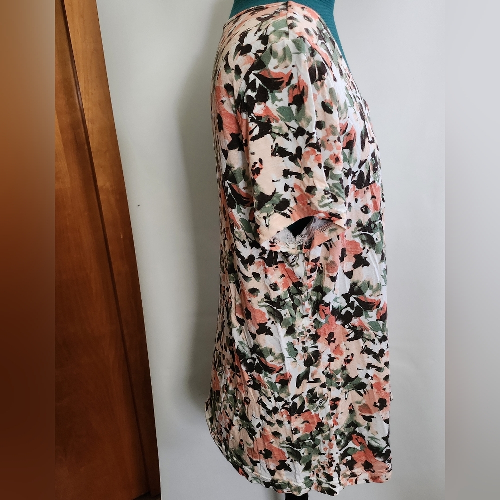 croft & barrow Floral Scoop-Neck Short Sleeve Top in Pink and Green - Picture 4 of 7